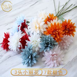 ดอกดาเลียประดิษฐ์ยี่ซวน 3 หัว สีฟ้า ทำจากผ้าไหม สำหรับตกแต่งงานแต่งงาน ฉากหลังทางเดิน - Product Image 2