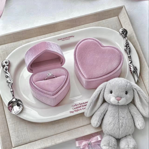 เคสใส่แหวนกำมะหยี่สีพีชสุดน่าหลงใหล - สัญลักษณ์สุดยอดแห่งความรักวัยเยาว์ - Product Image 1