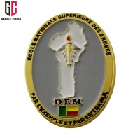 Badge métallique personnalisé en forme d'ailes, fabriqué au Gabon