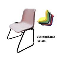 Chaise en plastique et métal avec base en forme de traîneau et pieds chromés