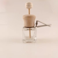 Diffuseur de parfum en verre suspendu carré personnalisé de 8 ml, diffuseur de parfum pour voiture avec bouchon en bois et clip