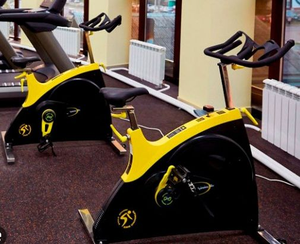 Équipement essentiel pour studio d'entraînement aérobic ou machine d'entraînement cardio de gymnastique commerciale vélo de spinning de haute qualité à vendre - Product Image 1