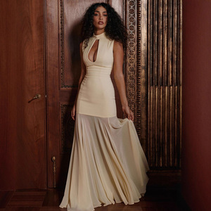Vestido de noche largo con cuello halter, sin mangas, con aberturas y diseño de cola de pez para mujer, de color sólido y con diseño translúcido. - Product Image 1