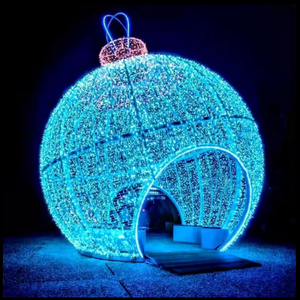 Boule lumineuse de Noël en plastique et métal pour la décoration extérieure de fêtes et de jardins - Product Image 5