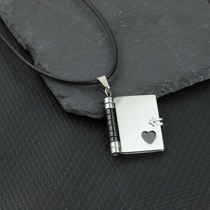 Collar con Colgante de <span class=keywords><strong>Libro</strong></span> <span class=keywords><strong>Abierto</strong></span> con Corazón Grabado Personalizado, Diseño Creativo Más Reciente, Acero Inoxidable 316, Joyerí<span class=keywords><strong>a</strong></span> Personalizada, Resistente al Agua - Product Image 1