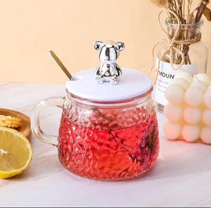 Taza de Vidrio Transparente Inthetrend con Diseño de Osito, 400 ml, Reutilizable, con Tapa Antiderrames y Cuchara, con Logotipo Personalizado, para Oficina, Hogar y Uso en Exteriores, Venta al Por Mayor - Product Image 1