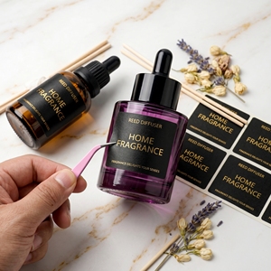 สติกเกอร์ฟอยล์ทองคำเคลือบเงา กันน้ำ สำหรับบรรจุภัณฑ์เครื่องสำอางแบบ OEM  วัสดุ PVC คุณภาพสูง  แบบม้วน  ลายนูน  สำหรับขวดบรรจุน้ำมันหอมระเหย - Product Image 1