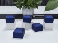 Boîte à bagues LED bleue en gros, boîte à bijoux LED bleu foncé avec logo personnalisé pour l'emballage de diamants