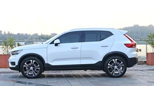 <span class=keywords><strong>Volvo</strong></span> <span class=keywords><strong>XC40</strong></span> 2022 <span class=keywords><strong>T4</strong></span> <span class=keywords><strong>AWD</strong></span> Smart Edition Luxury - Product Image 2