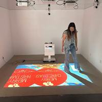 Système de projection interactive pour salle de jeux, avec projection murale et au sol, pour diverses activités sportives, attrayant et immersif