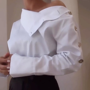 Blusa de Moda para Mujer con Cuello Alto y Botones Metálicos que Deja Ver los Hombros - Product Image 6