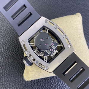 Reloj de Lujo Tonneau con Diseño de Calavera, Caja en Tono Titanio, Correa de Goma Negra con Esfera de Calavera 3D - Product Image 5