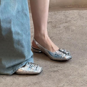 Sandalias de tacón bajo con hebilla de diseño innovador y punta cuadrada para mujer - de una sola pieza, perfectas para combinar con vestidos, elegantes zapatos individuales - Product Image 5