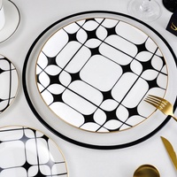 Assiettes de dîner en porcelaine noire de luxe nordique avec bordure dorée et motif personnalisé pour la décoration de table de banquet