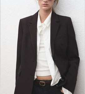 Blazer de Mujer Azul Claro con Rayas Finas, Cierre de un Botón, Solapa con Muescas, Bolsillos con Solapa y Corte Entallado – Ideal para la Oficina - Product Image 5