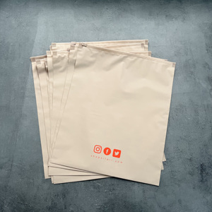 Sacs à fermeture éclair en plastique beige nude imprimés avec logo personnalisé, résistants aux déchirures, pour l'emballage de vêtements de boutique, vente en gros fournisseur - Product Image 6