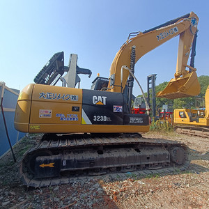 Excavatrice sur chenilles CAT 323D2L de 23 tonnes avec godet de terrassement d'une capacité de 1,15 m³, modèle d'excavatrice sur chenilles CAT 323D2L d'occasion - Product Image 2