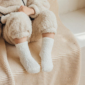 Chaussettes pelucheuses antidérapantes pour enfants unisexes avec polaire de corail, pantoufles épaisses et chaudes pour dormir, chaussettes antidérapantes pour <span class=keywords><strong>bébé</strong></span> pour l'hiver - Product Image 1