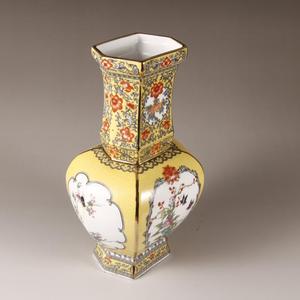 Vaso in Porcellana Cinese della Dinastia Qing, Dipinto <span class=keywords><strong>con</strong></span> Smalto Giallo e Dettagli Dorati, Decorazione Antica Esagonale <span class=keywords><strong>con</strong></span> <span class=keywords><strong>Fiori</strong></span> e Uccelli - Product Image 3