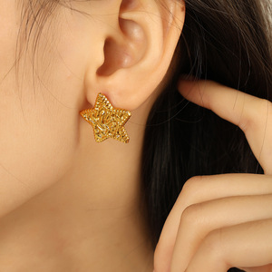 Boucles d'oreilles étoile dorées, design texturé plissé, bijoux tendance pour femmes - Product Image 4