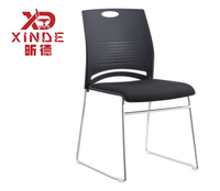 Chaise de bureau ergonomique personnalisée à succès avec structure en PP, base en acier et dossier en maille, style chaise de direction, en stock