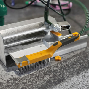 Spazzola metallica morbida con comodo raschietto pratico per uso quotidiano - Product Image 6