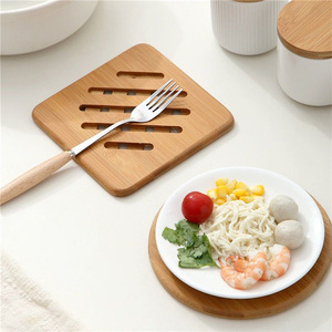 Posavasos redondos de madera, alfombrillas aislantes del calor para uso en la mesa de cocina, material de madera de bambú de color sólido - Product Image 2