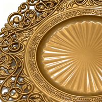Assiette de présentation en plastique PP, dorée par poudrage, à bord festonné ajouré et motif soleil gaufré, pour ornement de table de banquet et de mariage