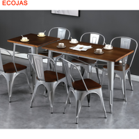 Ensemble de table et de chaises de restaurant industriel avec des cadres en métal et un plateau en bois