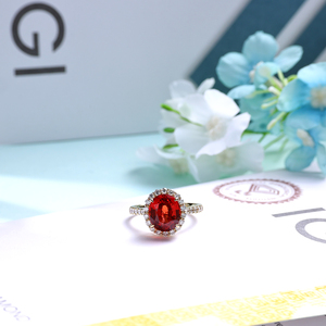 Anillo de Cóctel de Oro Sólido de 14K Personalizado con Zafiro Ovalado Cultivado en Laboratorio y Halo de Diamantes Cultivados en Laboratorio para Mujer - Product Image 3