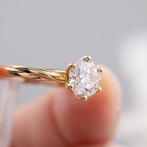 Bague <span class=keywords><strong>Solitaire</strong></span> Twist Premium Or 14K/18K <span class=keywords><strong>1</strong></span> <span class=keywords><strong>Carat</strong></span> D VS1 Bague en diamant artificiel pour mariage de fiançailles - Product Image 2