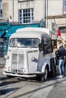 Camionnette alimentaire électrique Citroën rétro personnalisée avec vitrine pour machine à expresso professionnelle pour la restauration en salle de concert