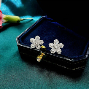 Orecchini a Perno a Forma di Fiore di Trifoglio per Donne, Accessorio per Orecchie Semplice e alla Moda per Uso Quotidiano - Product Image 6
