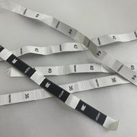 Étiquette de vêtement personnalisée en tissu satiné de polyester de haute qualité, avec logo tissé, haute densité de trame, pli central, pour numéros de classement et d'identification des vêtements