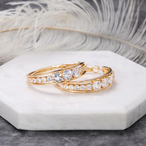 Orecchini a Cerchio Dorati con Cristalli e Strass, Placcati in Oro 22k, Gioielli Classici da Donna per Uso Quotidiano - Product Image 5