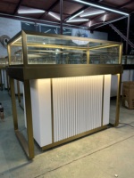 Présentoirs à bijoux pyramidaux sur pied avec finition dorée, vitrine haute en verre avec éclairage LED, armoire personnalisée avec serrure pour magasin de bijoux de luxe