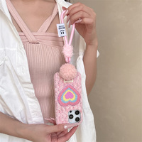 Coque de téléphone en peluche mignonne et moelleuse avec décorations cœurs colorés et dragonne élastique – Housse de protection adorable pour iPhone 17/15/14/13 Pro Max