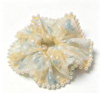 Chouchou en mousseline vintage à bordure de perles, double usage : chouchou pour cheveux et bracelet de poignet, accessoire capillaire élégant pour femmes