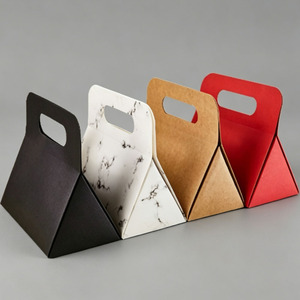 Caja de Papel Metálica Dorada de Lujo Personalizada, con Forma Triangular, de Una Pieza, con Asa Troquelada, para Lápiz Labial, Loción, Velas y Pelucas - Product Image 6
