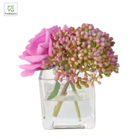 Susunan Bunga Mawar Buatan Berkualitas Tinggi yang Dikustomisasi dengan Hydrangea Berry, dalam Vas Kaca Persegi Transparan dan Air