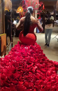 Abiti da Sera di Lusso Rossi con Volant a Cascata Taglie Forti Personalizzati con Cristalli Glitterati Fiori 3D Maniche Lunghe Abito da Cerimonia - Product Image 3