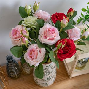 Bouquet de roses artificielles CallaFloral rouge vif et rose clair en polyester pour décorations de mariage en intérieur - Product Image 1