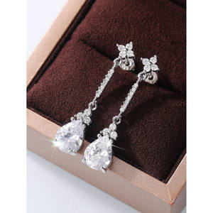 Boucles d'oreilles pendantes en or blanc E1729, goutte d'eau, cristal, strass, sertissage à griffes, bijoux de mariage classiques pour femmes - Product Image 4