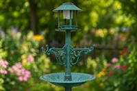 Station de bain solaire 5-en-1 pour oiseaux avec crochets d'alimentation, base de jardinière, écologique, résistant à la rouille, piédestal en résine vertigrine antique