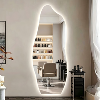 Station de coiffure murale LED moderne de style européen avec miroir en verre et mobilier de salon simple pour la coupe de cheveux
