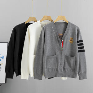 2025 collezione autunno inverno Casual stile College <span class=keywords><strong>Cardigan</strong></span> maglione orso <span class=keywords><strong>grigio</strong></span> da <span class=keywords><strong>donna</strong></span> a quattro strisce TB maglia corta - Product Image 1