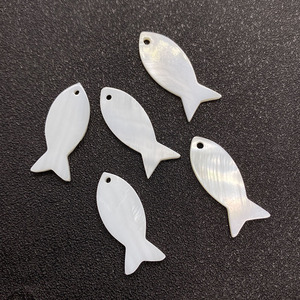 Cheap Freshwater Oyster White <strong>Shell</strong> <strong>Fish</strong> Charm Pendant Mother of Pearl Bead for DIY <strong>Jewelry</strong> Making - Product Image 1