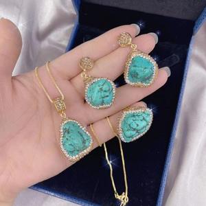 Nouvel ensemble de bijoux chrétiens pour femme, fait main, en laiton, style bohème ethnique, trois pièces, plaqué or, incrusté de turquoise, avec clous d'oreilles et bague - Product Image 2