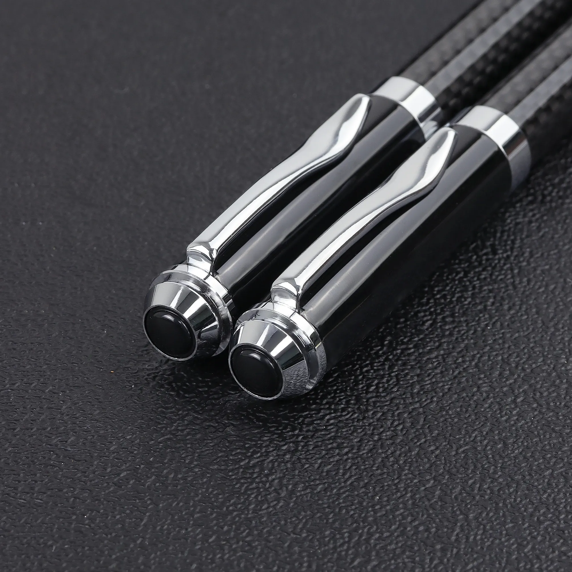 Stylo cadeau de luxe personnalisé stylo à bille roulante stylo en métal en fibre de carbone avec emballage en boîte