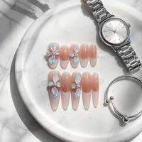 Faux ongles réutilisables faits main de luxe, motif floral bleu clair 3D, accents de perles élégants, dégradé nude blanc, pointe française